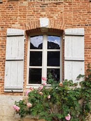 Fenêtre de l\'orangerie du château de Bosmelet.<br>Auffay